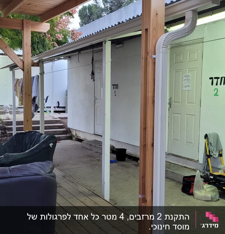 גג עץ עם קורות תומכות ומרזב פלסטיק לבן